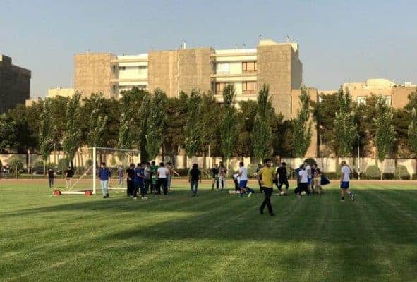 تمرین تیم استقلال - بانوان در تمرین استقلال حضور پیدا کردند/ ازورود تماشاگران به زمین تا تماشای آبی پوشان از پشت بام - استقلال
