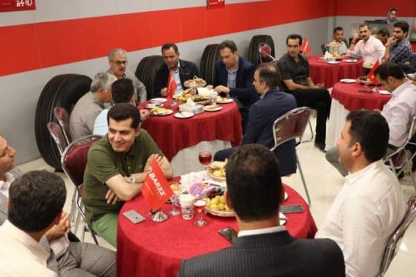 مراسم افتتاحیه نود و هفتمین نمایندگی رسمی لاستیک بارز در رشت 10 - تایرهای تولیدی بارز در رقابتی شانه‌به‌شانه با تایرهای خارجی قرار دارند/ ۴۵ درصد نیاز بازار داخل توسط گروه صنعتی بارز تأمین می‌شود - بارز رشت