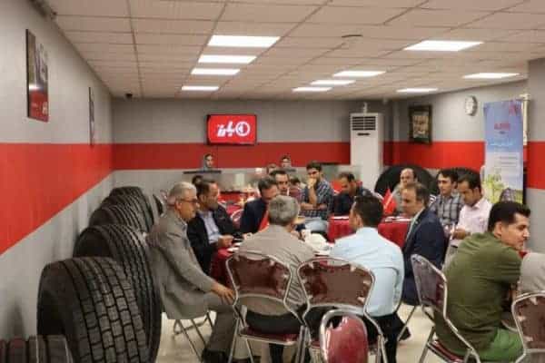 مراسم افتتاحیه نود و هفتمین نمایندگی رسمی لاستیک بارز در رشت 11 - تایرهای تولیدی بارز در رقابتی شانه‌به‌شانه با تایرهای خارجی قرار دارند/ ۴۵ درصد نیاز بازار داخل توسط گروه صنعتی بارز تأمین می‌شود - بارز رشت