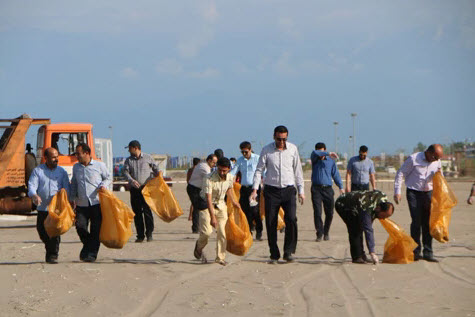 پاکسازی ساحل چمخاله توسط پرسنل شهرداری + تصاویر