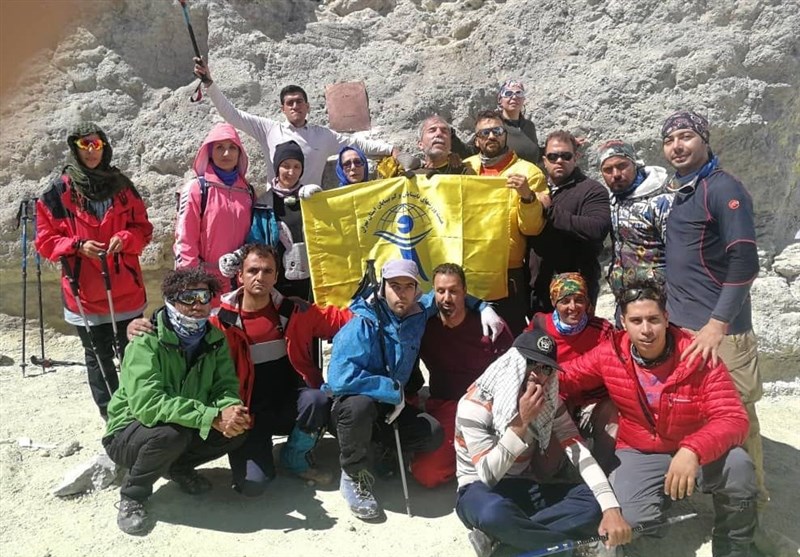 صعود کوهنوردان نابینا به قله دماوند