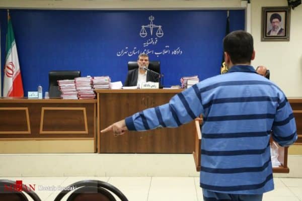 جلسه دادگاه متهمان پرونده موسسه مالی حافظ - ۳ ماه کار علنی غیرمجاز در لاهیجان/ پز دادن مدیر بی ام و سوار در روستاها برای گول زدن مردم - حافظ