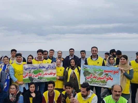 حلقه انسانی محیط زیستی های گیلان در اعتراض جهت مخالفت انتقال آب دریای کاسپین 1 - حلقه انسانی محیط زیستی های گیلان در اعتراض جهت مخالفت انتقال آب دریای کاسپین+ تصاویر -