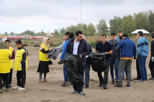 حلقه انسانی محیط زیستی های گیلان در اعتراض جهت مخالفت انتقال آب دریای کاسپین 6 - حلقه انسانی محیط زیستی های گیلان در اعتراض جهت مخالفت انتقال آب دریای کاسپین+ تصاویر -
