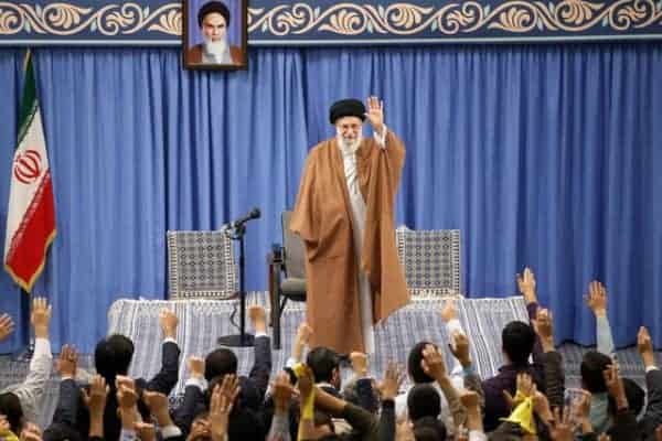 61476313 - مذاکره با آمریکا هیچ نتیجه‌ای ندارد چون قطعا هیچ امتیازی نمی‌دهند/ نمی گویم رابطه ها را قطع کنید بلکه می‌گویم به خارجی ها دل نبندید -