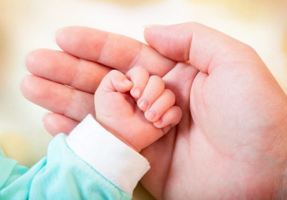 نوزاد - تولد اولین نوزادان دختر و پسر در لحظات اولیه سال ۱۴۰۰ در گیلان -