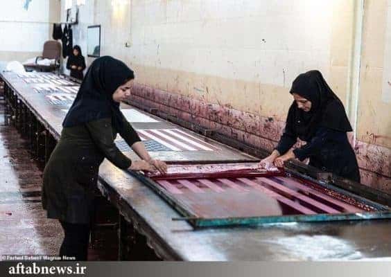 کارخانه‌ای در ایران که پرچم‌های آمریکا، انگلیس و اسرائیل را برای آتش‌زدن می‌سازد 1 - کارخانه‌ای در ایران که پرچم‌های آمریکا، انگلیس و اسرائیل را برای آتش‌زدن می‌سازد+تصاویر - vaj