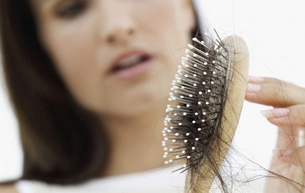 ریزش مو 600x381 - جلوگیری از ریزش مو با این توصیه ساده طب سنتی