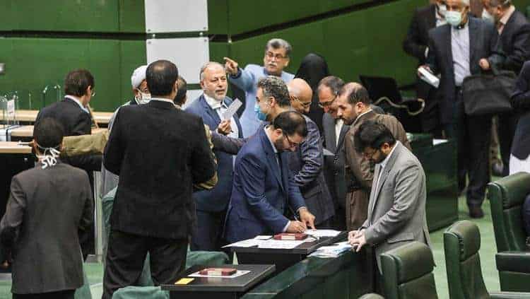 نمایندگان مجلس دریافت خودرو را گردن دولت انداختند/ پرشیا کیفیت نداشت، دناپلاس گرفتیم