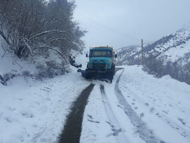 تصاویری از بارش برف در روستای لشکان 1 - ارتفاع برف در برخی جاده‌های کوهستانی گیلان به بیش از ۶۰ سانتیمتر رسید - برف