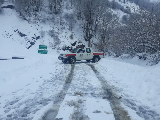 تصاویری از بارش برف در روستای لشکان 2 - احتمال وقوع سیلاب و کولاک برف در 8 استان کشور -