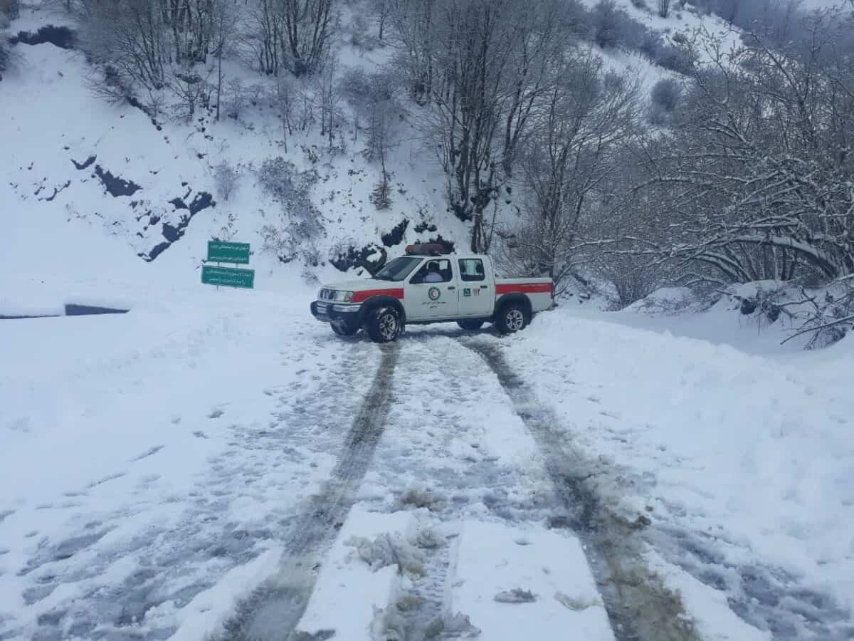 تصاویری از بارش برف در روستای لشکان