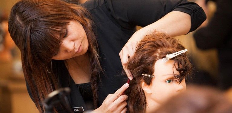 بهترین دوره های آموزش آرایشگری را از ما بخواهید