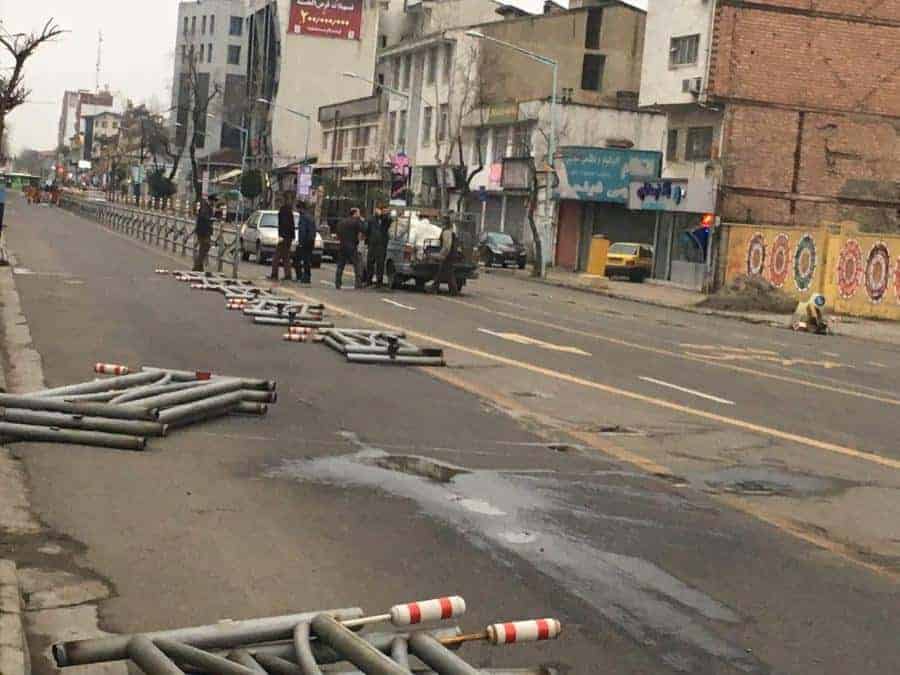 جمع آوری نرده های خط بی آر تی در محدوده میدان فرهنگ به توشیبا رشت