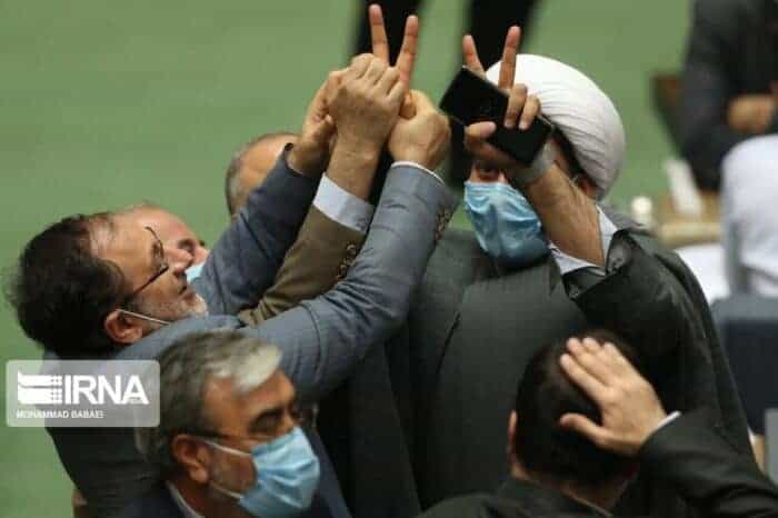 نمایندگان مجلس - نمایندگان نمی دانستند به لایحه بودجه رای می دهند یا گزارش تلفیق! -