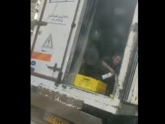 توضیح پلیس درباره ویدیوی کامیون شیر در تهران / بطری‌ها مرجوعی بودند