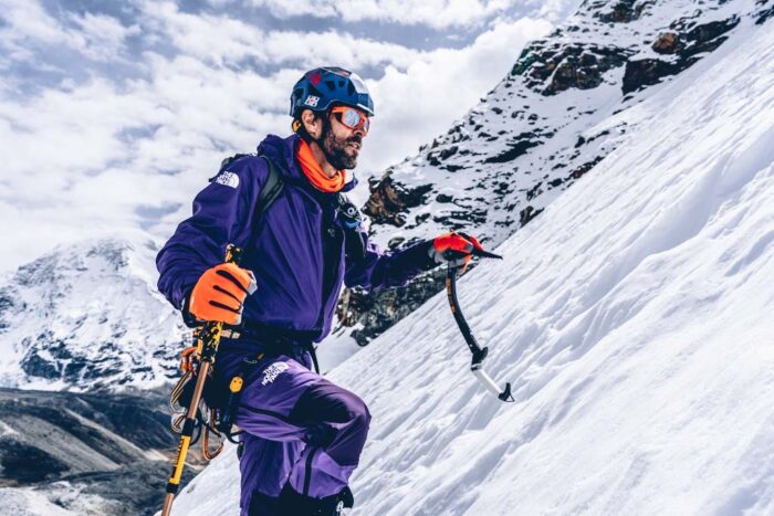 22 13 700x467 - تجهیزات و پوشاک مورد نیاز یک کوهنورد برای صعود زمستانی