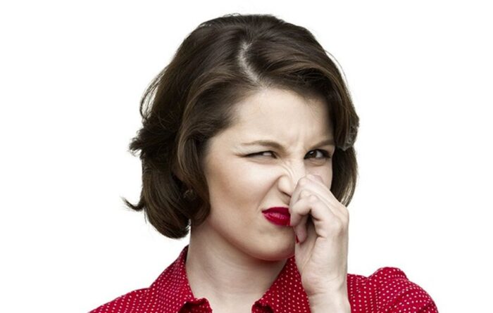 بوی بد 700x445 - بوی بد مدفوع نشانه این بیماری خطرناک است
