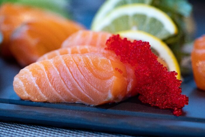 ماهی سالمون دارای امگا 3 طبیعی - مولتی ویتامین مردان بالای 50 سال و معرفی بهترین نوع آن -