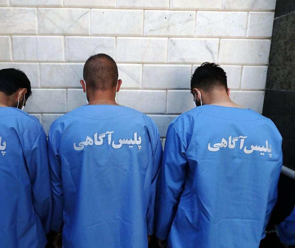 این سارقان انواع خودروی ایرانی و خارجی را با آب معدنی می‌دزدیدند