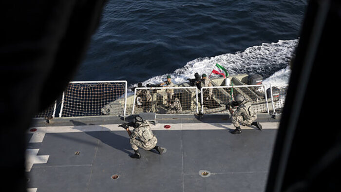 حملهبهکشتیتجاری 700x394 - حمله 15 قایق دزد دریایی به کشتی تجاری ایرانی / نیروی دریایی ارتش وارد عمل شد
