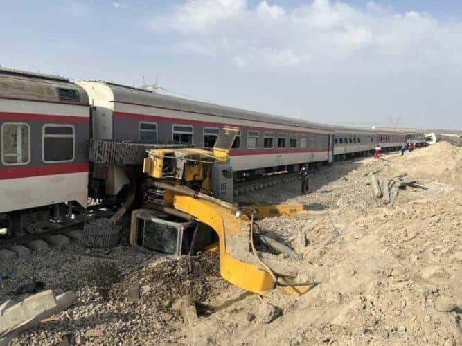 خروج قطار مسافربری مشهد به یزد از ریل 4 - خروج قطار مسافربری مشهد به یزد از ریل؛ ۱۷نفر جان باختند و ۵۰ نفر زخمی شدند/ برخورد قطار با بیل مکانیکی+ تصاویر - مشهد به یزد
