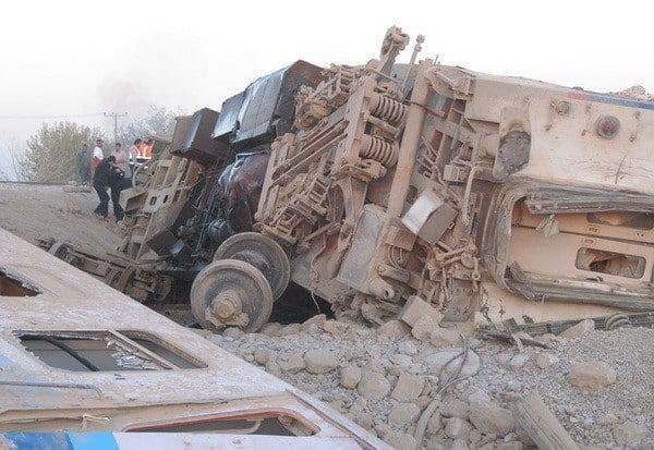 خروج قطار مسافربری مشهد به یزد از ریل 5 - خروج قطار مسافربری مشهد به یزد از ریل؛ ۱۷نفر جان باختند و ۵۰ نفر زخمی شدند/ برخورد قطار با بیل مکانیکی+ تصاویر - مشهد به یزد