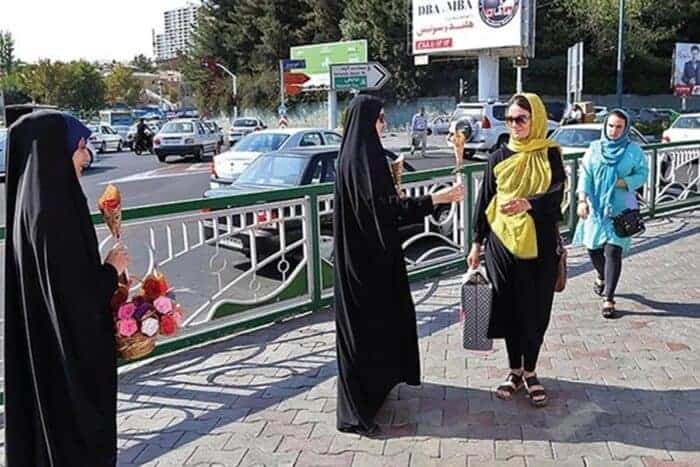 مسئلهحجاب - جریمه افتادن شال و روسری 300 هزار تومان؛ کوتاه بودن مانتو 150؛ آرایش غلیظ 85 هزار تومان/ چه کسی قرار است متخلف را جریمه کند؟ - بد حجابی