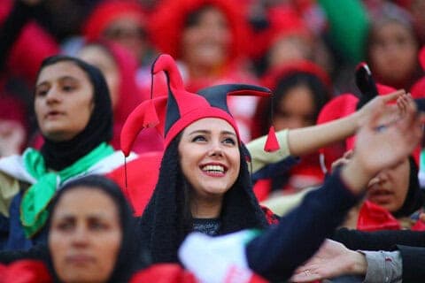 بعد از مجوز ورود زنان به ورزشگاه ها ، علما نگران بروز خلاف شرع هستند