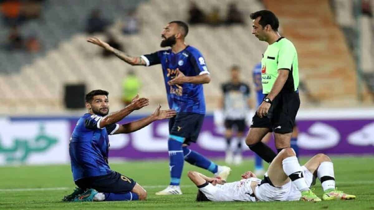 صدرنشین واقعی لیگ برتر بدون اشتباهات داوری/ اختلاف امتیاز شدید پرسپولیس و استقلال با سپاهان!
