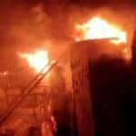 تلاش ۴۳ آتش نشان در پی آتش سوزی چند باب مغازه و انبار ضایعات در رشت 2 - تلاش ۴۳ آتش نشان در پی آتش سوزی چند باب مغازه و انبار ضایعات در رشت + تصاویر - آتش سوزی
