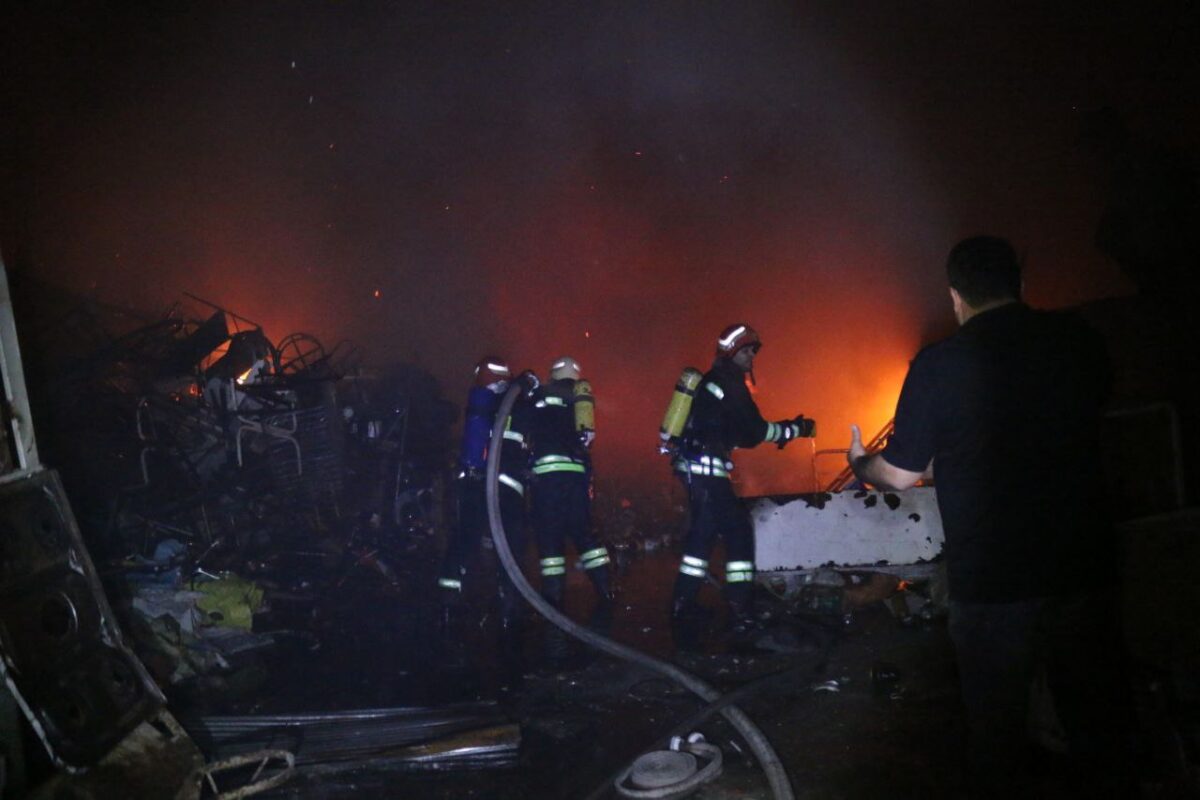 تلاش ۴۳ آتش نشان در پی آتش سوزی چند باب مغازه و انبار ضایعات در رشت + تصاویر
