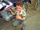 پسر دوگانه‌سوز ایرانی |‌ پسری که روزی نیم لیتر بنزین را مثل نوشابه سر می‌کشید + تصاویر
