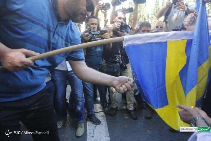 آتش زدن پرچم سوئد مقابل سفارت این کشور در تهران 2 - آتش زدن پرچم سوئد مقابل سفارت این کشور در تهران! + عکس - آتش زدن
