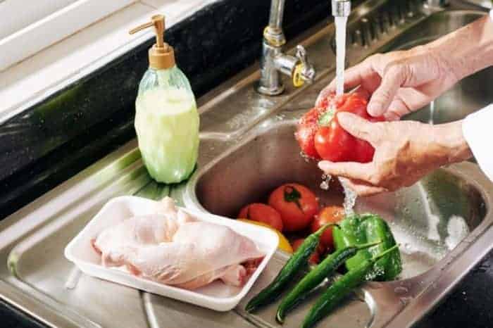 مواد غذایی که شستن آنها برای سلامتی خطرناک است