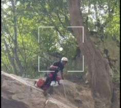 فرود نمایشی کوهنورد گیلانی از آبشار ۳۵ متری عروس دره پرمکوه