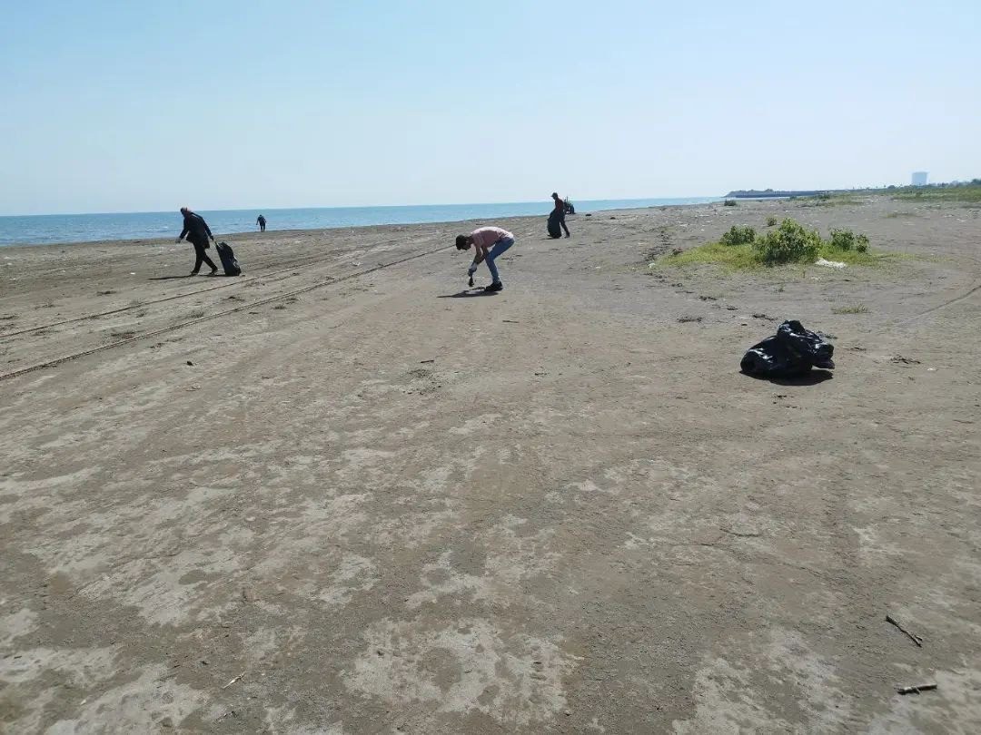 پاکسازی ساحل و همایش ساخت مجسمه‌های شنی در ساحل چابکسر برگزار شد 7 - پاکسازی ساحل و همایش ساخت مجسمه‌های شنی در ساحل چابکسر برگزار شد / گزارش تصویری - پاکسازی ساحل