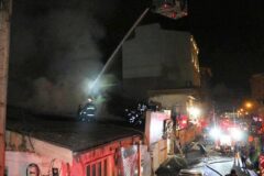 تلاش ۵۱ آتش نشان برای مهار آتش سوزی سقف دوباب خانه ویلایی در رشت