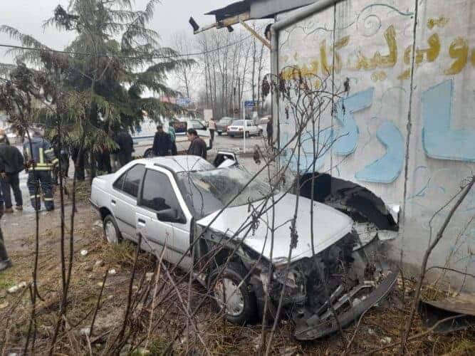تصادف و گیر افتادن راننده جوان، آتش نشانان را به محل حادثه کشاند - تصادف و گیر افتادن راننده جوان، آتش نشانان را به محل حادثه کشاند - تصادف