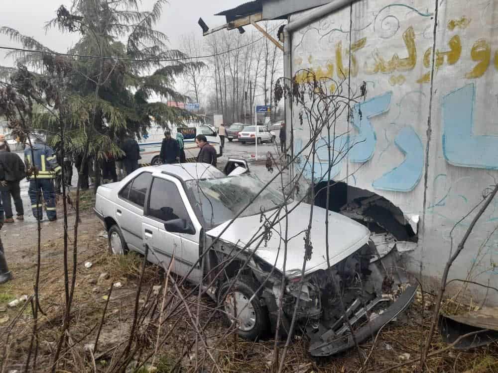 تصادف و گیر افتادن راننده جوان، آتش نشانان را به محل حادثه کشاند