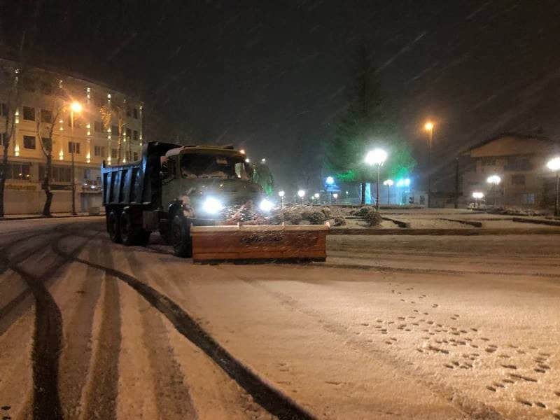 برف روبی معابر شهر توسط ستاد عملیات زمستانی شهرداری لاهیجان