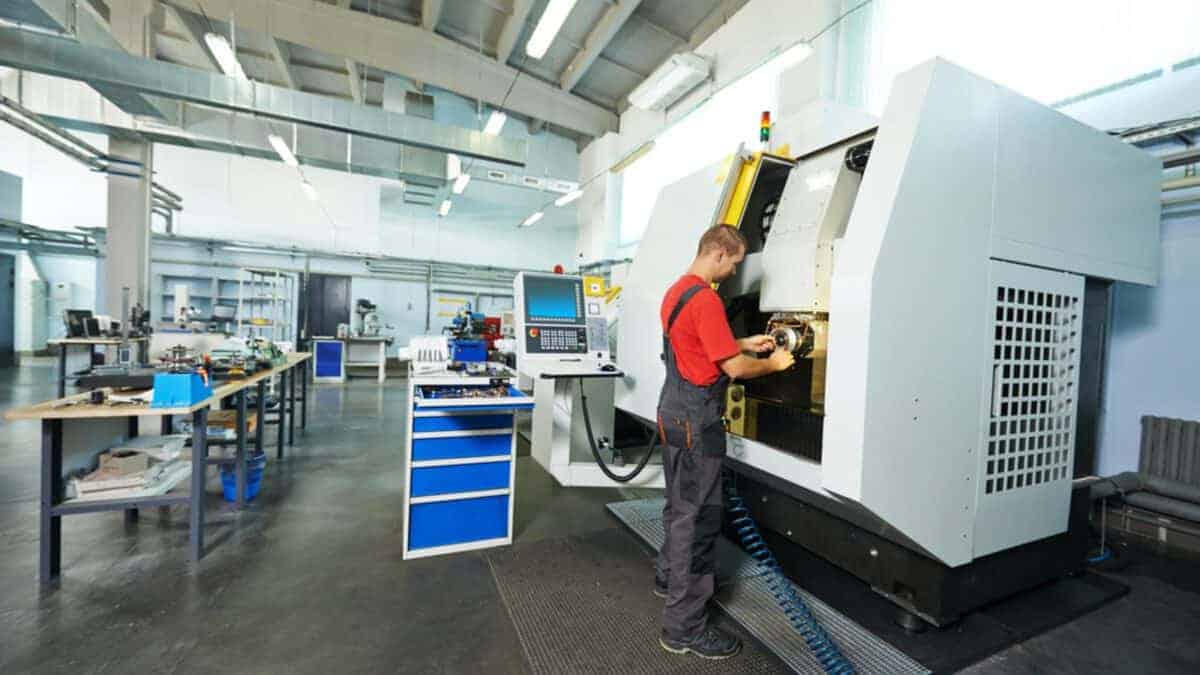 اپراتور CNC در صنعت تولید و ماشین کاری چه نقش و اهمیتی دارد؟