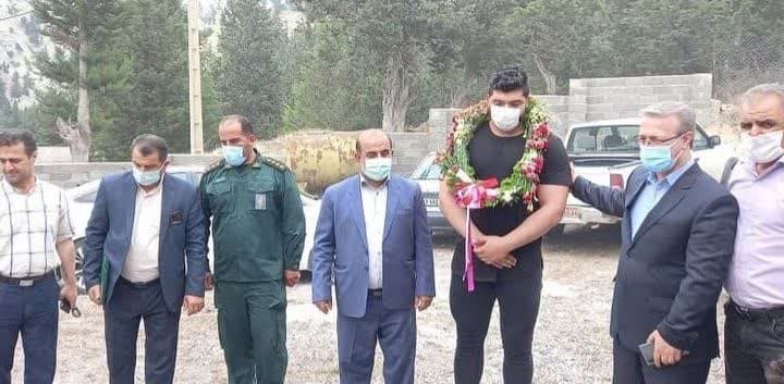تقدیر نماینده چالوس و نوشهر و کلاردشت از مهردادجمالی قهرمان پاورلیفتینگ جهان