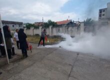 آموزش اطفا حریق به پرسنل مرکز جامع سلامت کلاچای توسط نیروهای آتش‌نشانی شهرداری