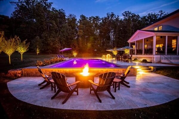 10. آتشکده یا شومینه فضای باز 🔥🏕️