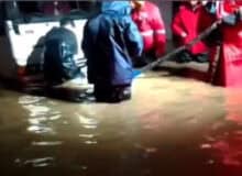عملیات امداد رسانی به مینی بوس گیر افتاده در آب بهمراه ۶ سرنشین