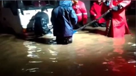 عملیات امداد رسانی به مینی بوس گیر افتاده در آب بهمراه ۶ سرنشین