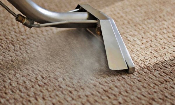 چطور بدون خراب کردن مبل، لکه‌ها را پاک کنیم؟ بهترین روش‌های تمیز کردن انواع مبل 