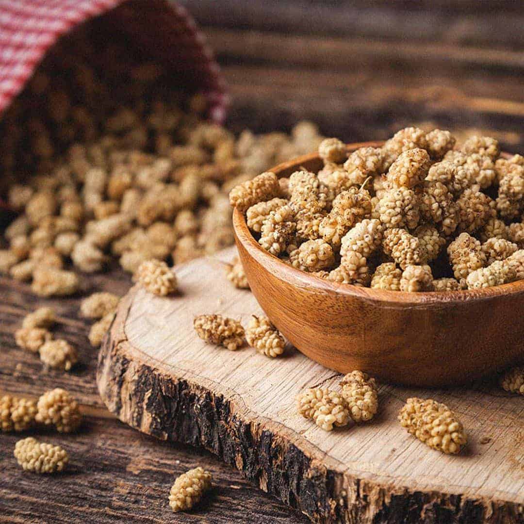 مقایسه توت خشک درجه یک با توت معمولی: ارزش غذایی و فواید