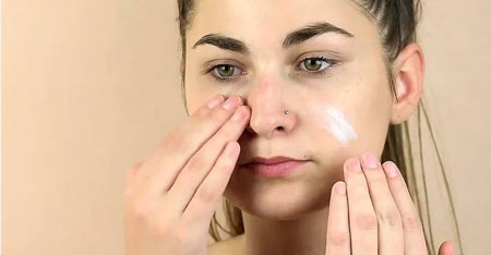 apply cream brush 3 - رازهای آرایش حرفه ای؛ از تکنیک های بیوتی بلاگرها تا ترفندهای ماندگاری میکاپ -